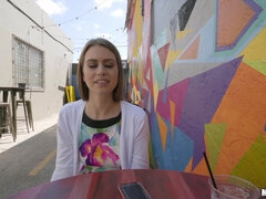 Sucer une bite, Brunette brune, Queue, Poilue, Seins naturels, Piercing, Public, Rasée