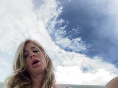 Cul, Gros cul, Blonde, Gode, Masturbation, Mère que j'aimerais baiser, Public, Vibromasseur