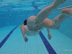 Braunhaarige, Frau, Fetisch, Nackt, Öffentlich, Solo, Eng, Unter wasser