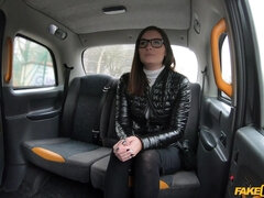 Arsch, Grosser arsch, Grosse titten, Braunhaarige, Auto, Milf, Muschi, Titten