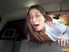 18 años, Mamada, Coche, Gafas, Tetas naturales, Orgasmo, Chupando, Uniforme