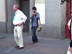 デカパイ, 巨乳な, 公共