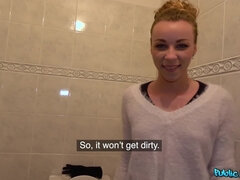 Amateur, Salle de bains, Blonde, Sucer une bite, Français, Piercing, Nénés, Toilettes