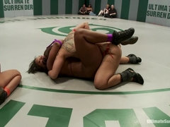 In den arsch, Grosse titten, Domination, Fingern, Erniedrigung, Lesbisch, Muschi, Ringkampf