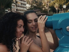 Bruinharig, Zoenen, Lesbisch, Likken, Masturbatie, Geschoren, Strippen, Tiener