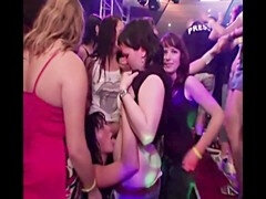 巨乳な, 着衣女と全裸男, オージー, パーティ, オッパイの