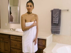 Badkamer, Grote kont, Grote mammen, Lesbisch, Masturbatie, Natuurlijke tieten, Tiener, Nat