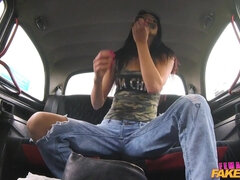 Cul, Gros seins, Brunette brune, Voiture, Face assise, Femelle, Seins naturels, Mouillée