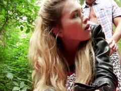 Grote kont, Grote lul, Blond, Pijpbeurt, Hondjeshouding, Natuurlijke tieten, Buiten, Tiener