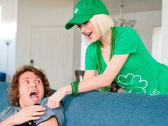 Kont, Blond, Pijpbeurt, Hondjeshouding, Zoenen, Likken, Kousen, Tiener