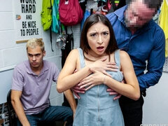 18 ans, Gros cul, Grosse bite, Sucer une bite, En levrette, Énorme, Maigrichonne, Adolescente