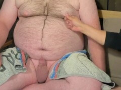 Homme nu et filles habillées, Branlette thaïlandaise, Humiliation, Orgasme