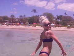 Enthousiasteling, Strand, Blond, Olie, Buiten, Openbaar, Geschoren, Tieten likken