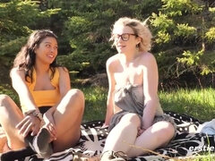 Leie, Tussi, Grosse titten, Blondine, Dildo, Brille, Natürlichen titten, Im freien