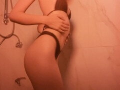 Leie, In den arsch, Aus dem arsch in den mund, Bad, Frau, Masturbation, Orgasmus, Titten