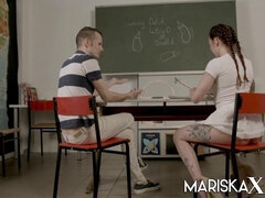 Arsch, Grosse titten, Braunhaarige, Vollbusig, Hochschule, Schwanz, Natürlichen titten, Zopf