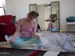Milf goddess Aurora Willows shows off in yoga pants