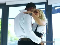 Blonde, Sucer une bite, Hard, Interracial, Lingerie, Rasée, Jarretelles, Plan cul à trois