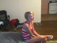 Schlafzimmer, Blondine, Blasen, Braunhaarige, Aufs gesicht abspritzen, Handjob, Realität, Tätowierung