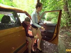 Gros seins, Sucer une bite, Brunette brune, Voiture, En levrette, Européenne, Faciale, Chatte