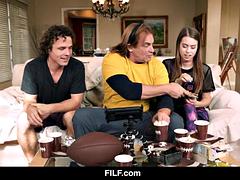 Grosse bite, Sucer une bite, Brunette brune, Attrapée, Tir de sperme, Hard, Léchez, Nénés