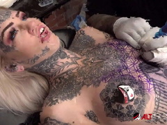 Grosse titten, Tätowierung, Spielzeuge
