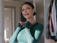 Thick bimbo Ania Kinski gets fucked after a photoshoot