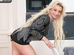 Leie, Grosser arsch, Grosse titten, Blondine, Fingern, Masturbation, Milf, Entkleiden