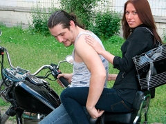 Braunhaarige, Hundestellung, Fingern, Handjob, Küssen, Im freien, Jungendliche (18+), Titten