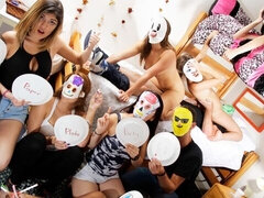 Grote kont, Grote lul, Pijpbeurt, 1 man 2 vrouwen, Groep, Masker, Feest, Tieten likken