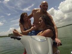 18 jahre, Grosser arsch, Blasen, Hundestellung, Frau frau mann, Im freien, Jungendliche (18+), Titten