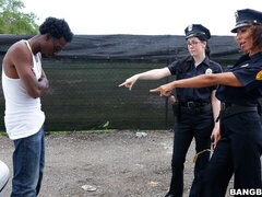 Mamada, Estilo perrito, Ffm, Interracial, Al aire libre, Policía, Trio, Uniforme