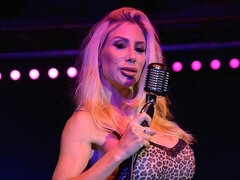 Grosser arsch, Grosse titten, Blondine, Verein, Lingerie, Solo, Entkleiden, Titten