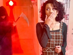 Curly-haired girlfriend Satine Summers likes jumping on a big cock