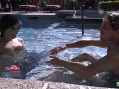 18 jaar, Grote mammen, Badpak, Bruinharig, Rondborstig, Natuurlijke tieten, Gezichtspunt, Tieten likken