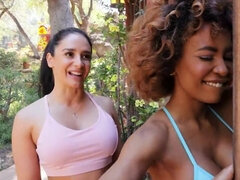 Большие сиськи, Крупный план, Межрасовый секс, Оргазм, Киски, Сквиртинг, Высокие, Втроем