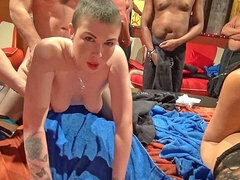 18 ans, Sucer une bite, Bottes, Club, Tir de sperme, Groupe, Léchez, Orgie