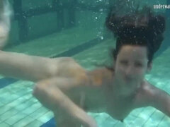Arsch, Braunhaarige, Freundin, Hd, Lesbisch, Pool, Titten, Unter wasser