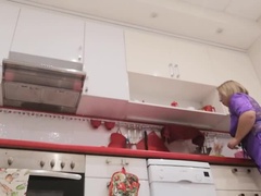 ブロンド, キッチン, 熟年, 淫乱熟女, 母, スパイ, 義母, スカートのぞき