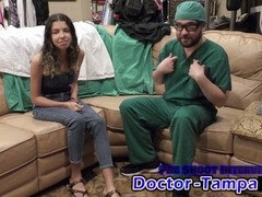 Americano, Amarrada, Corrida, Médico, Penetracion con dedos, Guantes, Látex, Orgasmo