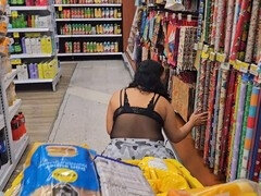 Venezuelan milf shows off her juicy ass in a supermarket in Medellin for cuckold filming