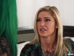 Blonde, Embrassement, Lesbienne, Tatouage