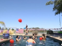 Семяизвержение, Подружка, Лесбиянка, Лизание, На природе, Вечеринка, Бассейн, Киски