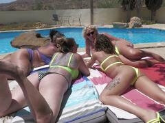 Grupo, Grupo, Lamidas, Piscina, Coño, Tatuaje, Paja con tetas, Puta