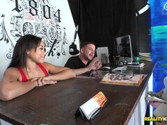 Blondine, Blasen, Spermaladung, Aufs gesicht abspritzen, Geld, Zierlich, Piercing, Tätowierung