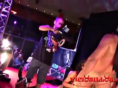 Grosse bite, Blonde, Sucer une bite, Brunette brune, Mère que j'aimerais baiser, Public, Espagnole, Nénés