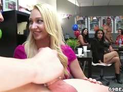 Pijpbeurt, Naakte man aangeklede vrouw, Groep, Hd, Feest