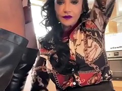 Verga grande, Mamada, Botas, Fetichismo travestista, Besar, Afeitado, Chupando, Tetas