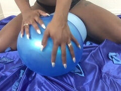 Kassey Starr pops balloons with her big black booty