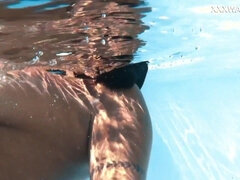 18 ans, Gros cul, Gros seins, Femelle, Fille latino, Public, Adolescente, Nénés